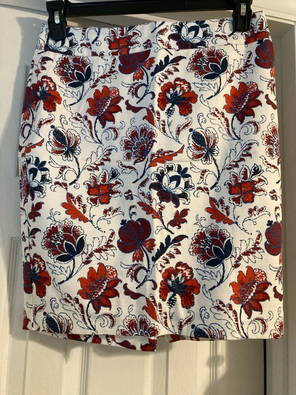Ann Taylor White Pencil Skirt with Red & Navy Floral Print Size 6 petite